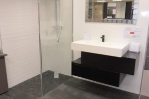 salle de bains moderne noir et blanc-min